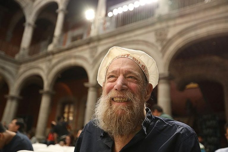 Lawrence Weiner – A Figurehead of the Conceptual Arts Movement
