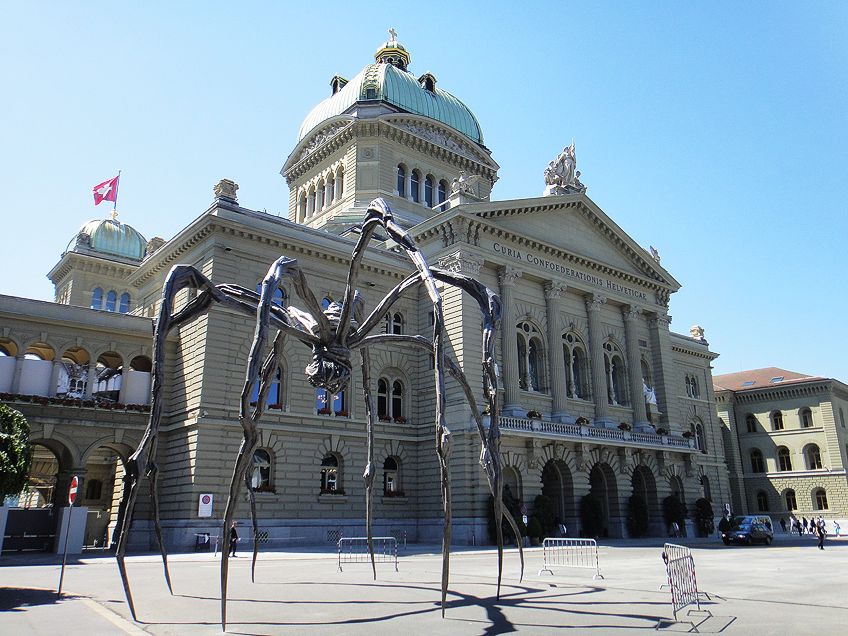 Louise Bourgeois' monumental Spider Maman installed at SNFCC