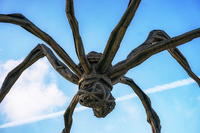 Maman giant spider sculpture next to Guggenheim Museum (Louise