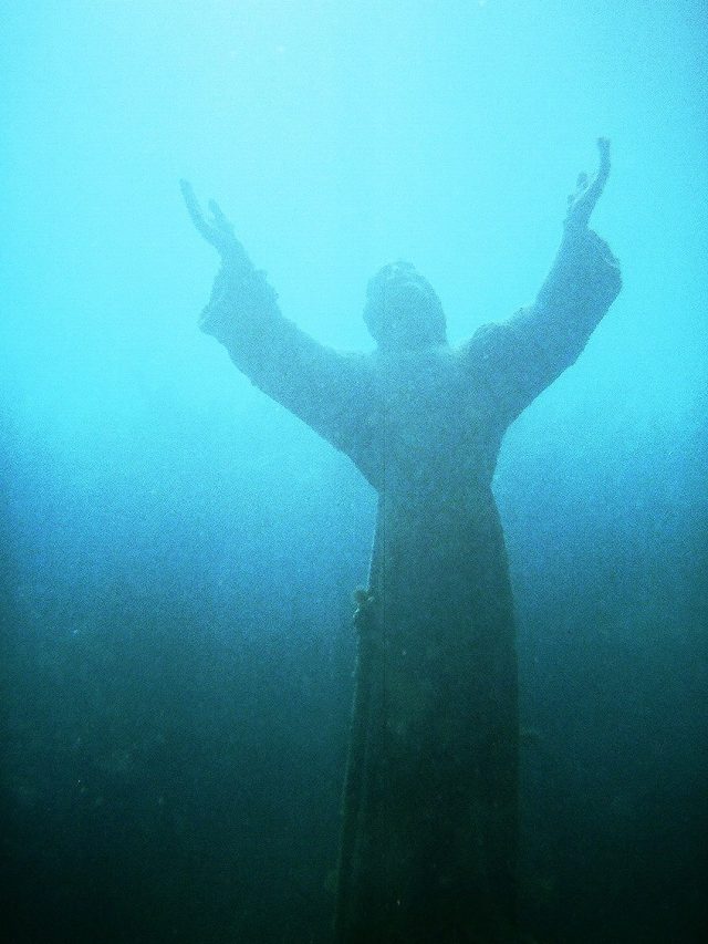cropped-Underwater-Jesus-Statue.jpg