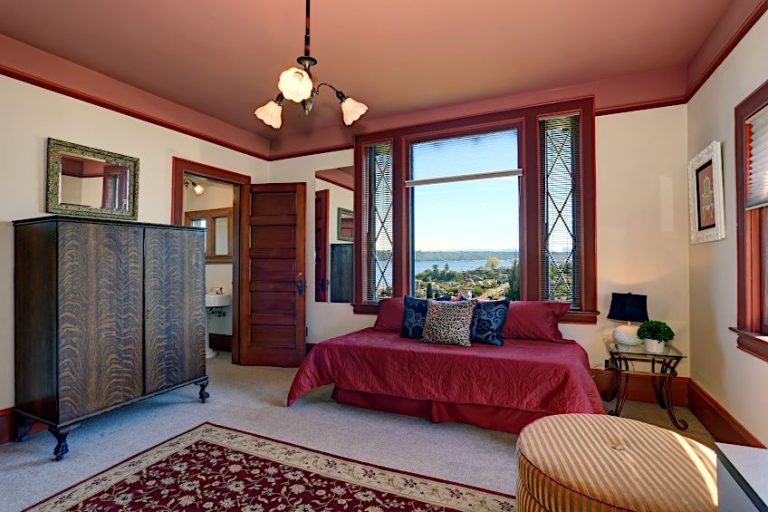 What Colors Go With Maroon? Colors that Complement Maroon Décor