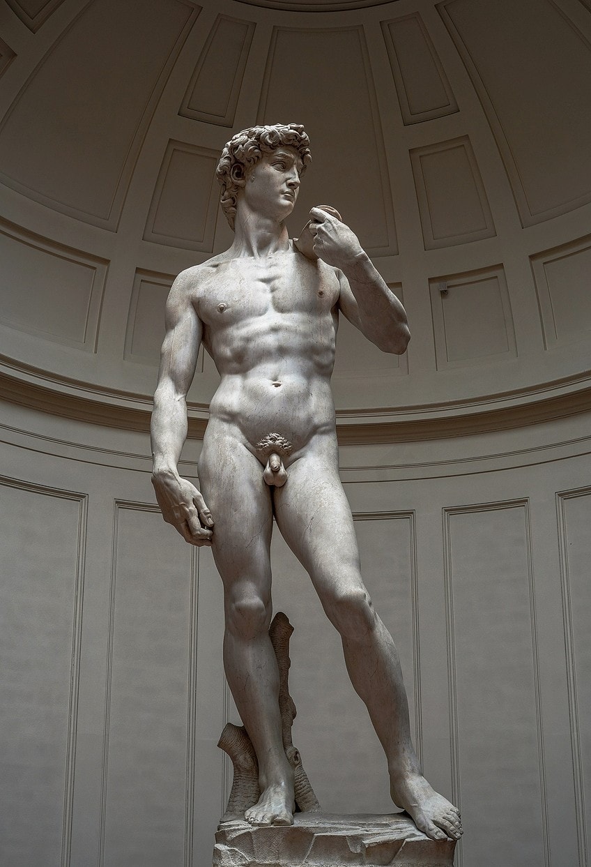Which Las Vegas Hotel Features a Replica of the Statue of David