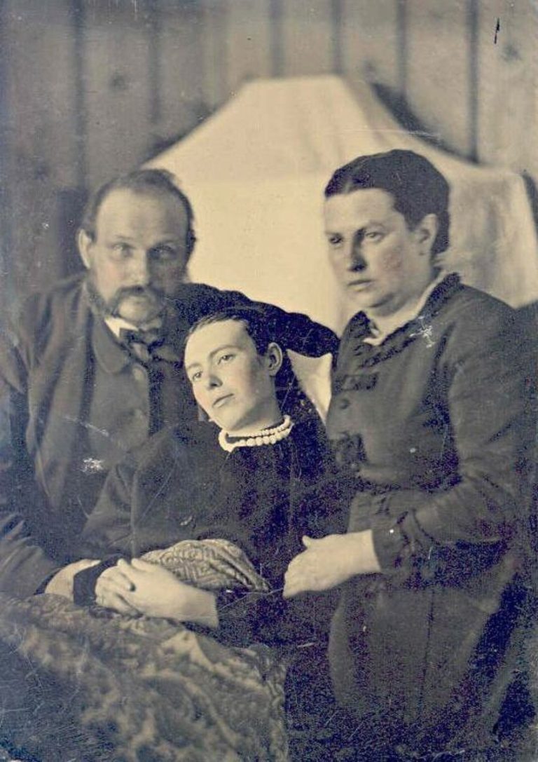 Post-Mortem Photography - The Art of Real Victorian Death Photos