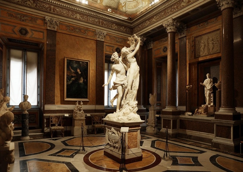Daphne and Apollo Statue