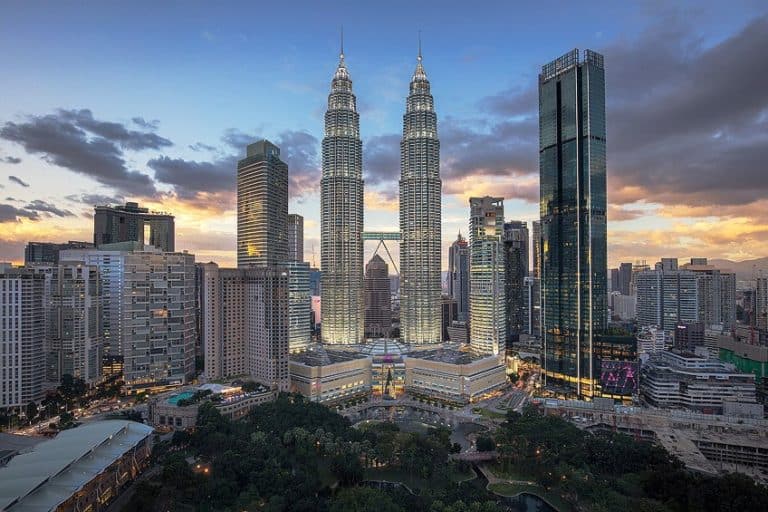 Petronas Twin Towers in Kuala Lumpur – Discover the Skyscraper