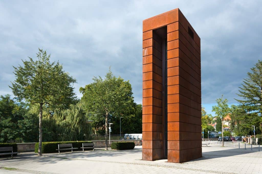 The Plessi tower at the entrance to the Landesgartenschau grounds in Kronach, a tall steel structure filled with television screens, seen against the sky in September 2015.