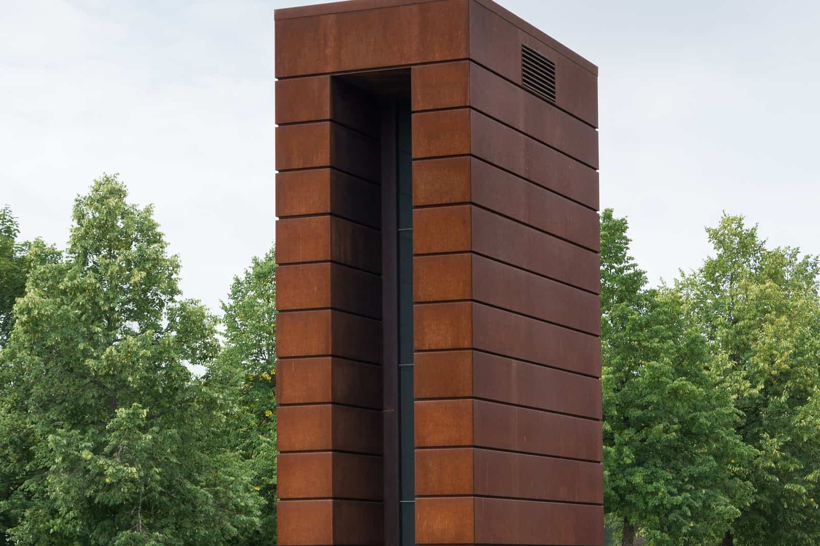 The Plessi tower on Pfählangerstraße in Kronach photographed in 2022, the year its cathode ray screens were replaced with LED.