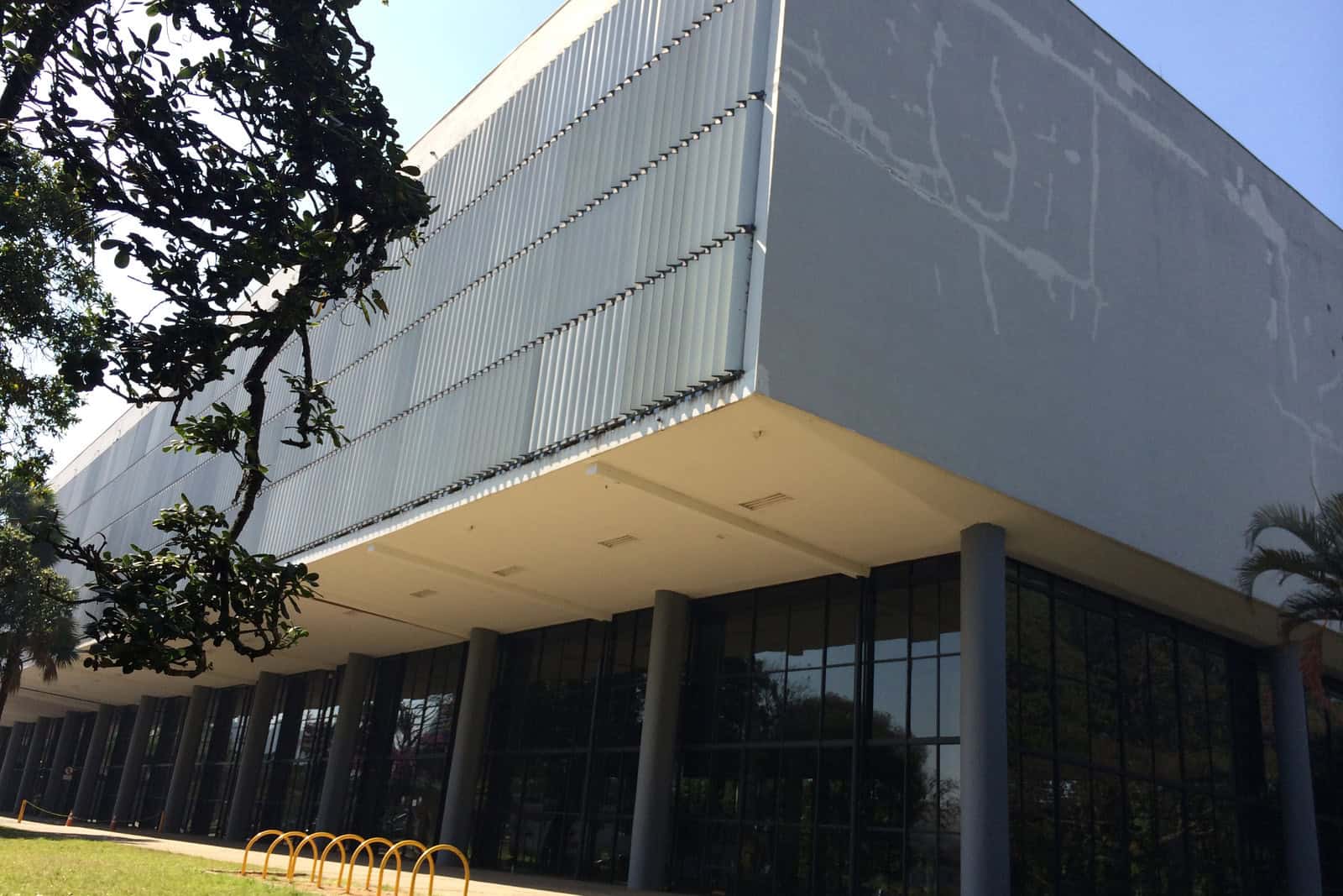 Curving white ramps and columns inside the Ciccillo Matarazzo Pavilion in São Paulo.