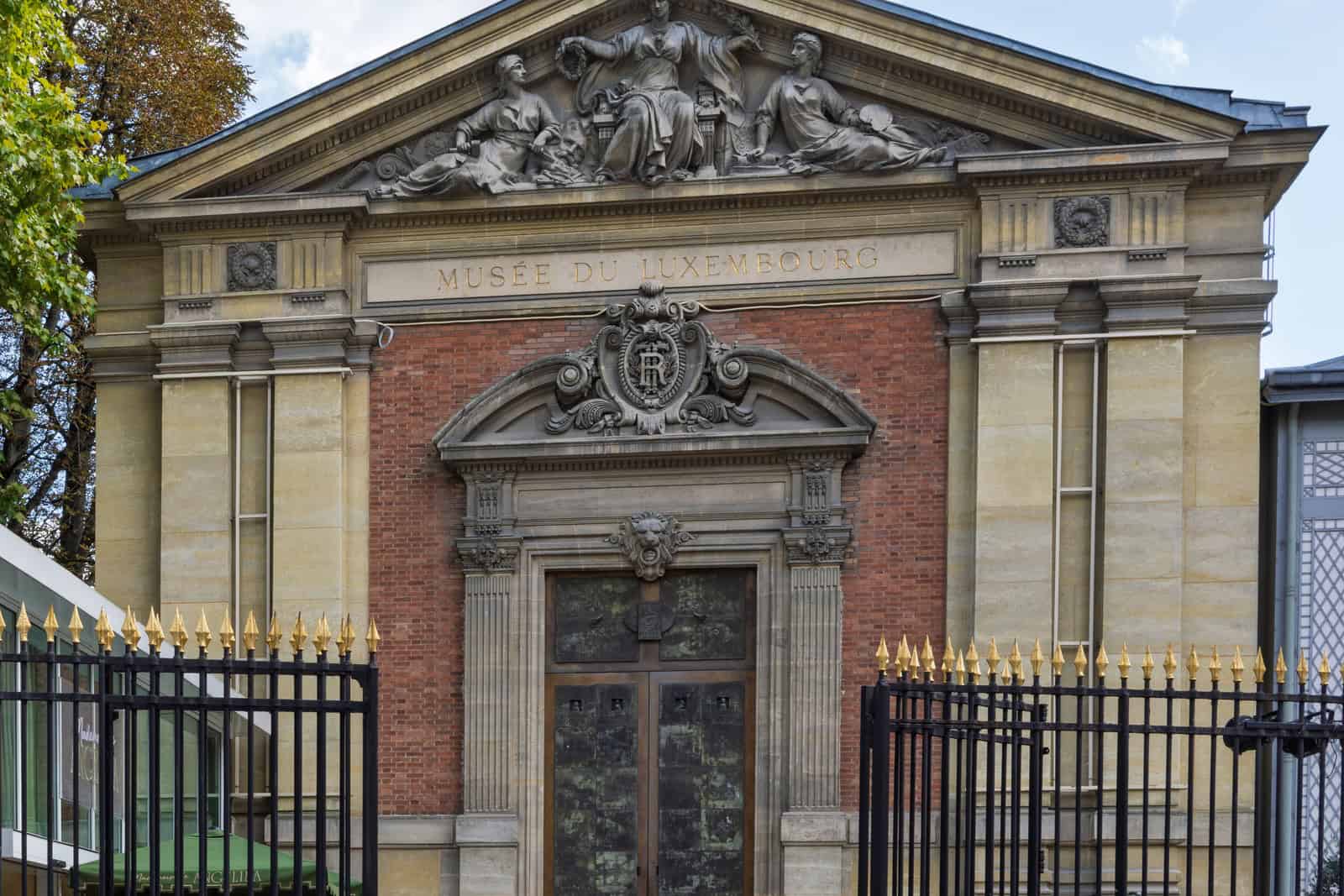 The entrance and stone exterior of the Musée du Luxembourg in Paris.