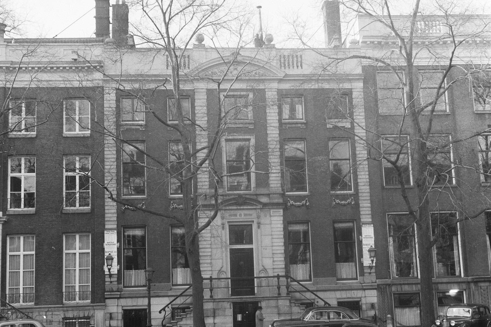 The stone façade of the former Goudstikker gallery building at Herengracht 458 in Amsterdam appears in a 1951 photograph.