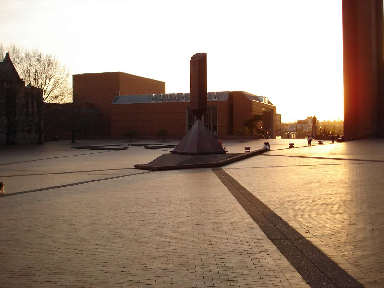 Barnett Newman, Broken Obelisk (designed 1963, cast 1967), Quadrangle, Suzzallo Library, University of Washington, Seattle, Washington - 20060328. Despite the title of this file, t
