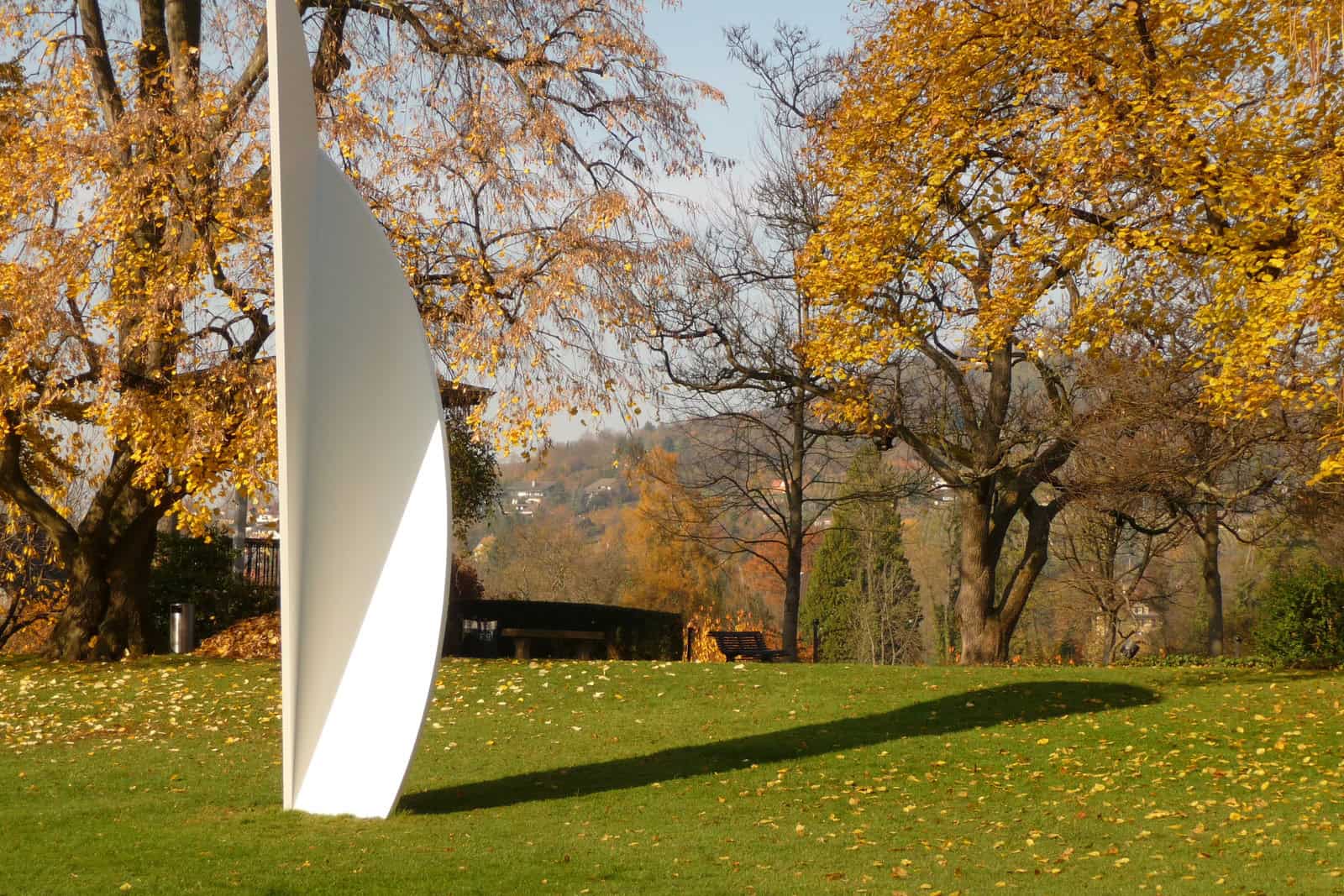 Fondation Beyeler garden with an Ellsworth Kelly sculpture among trees and lawn.