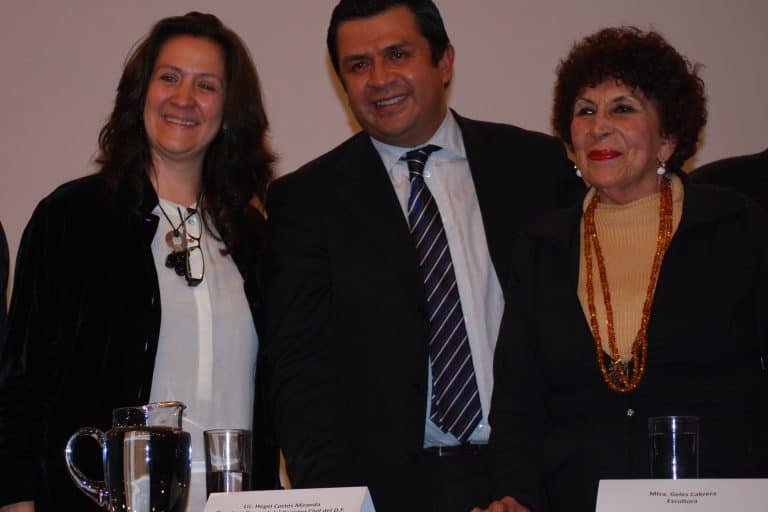 Geles Cabrera stands with Cecilia Santacruz and Hegel Cortes Miranda at a 2012 presentation in Mexico City.