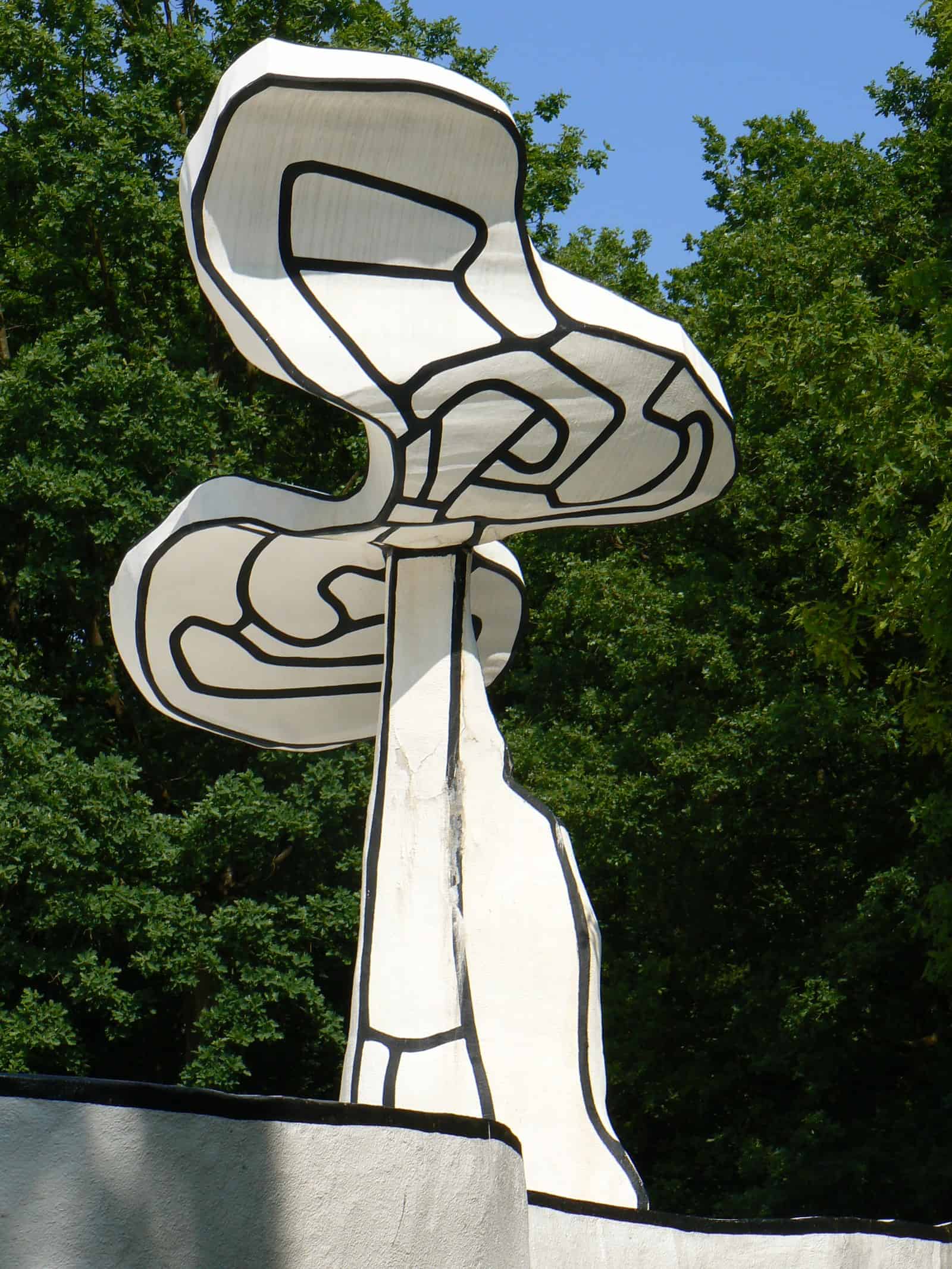Jardin d'émail turns Dubuffet's black-and-white linework into a walkable landscape at the Kröller-Müller Museum.