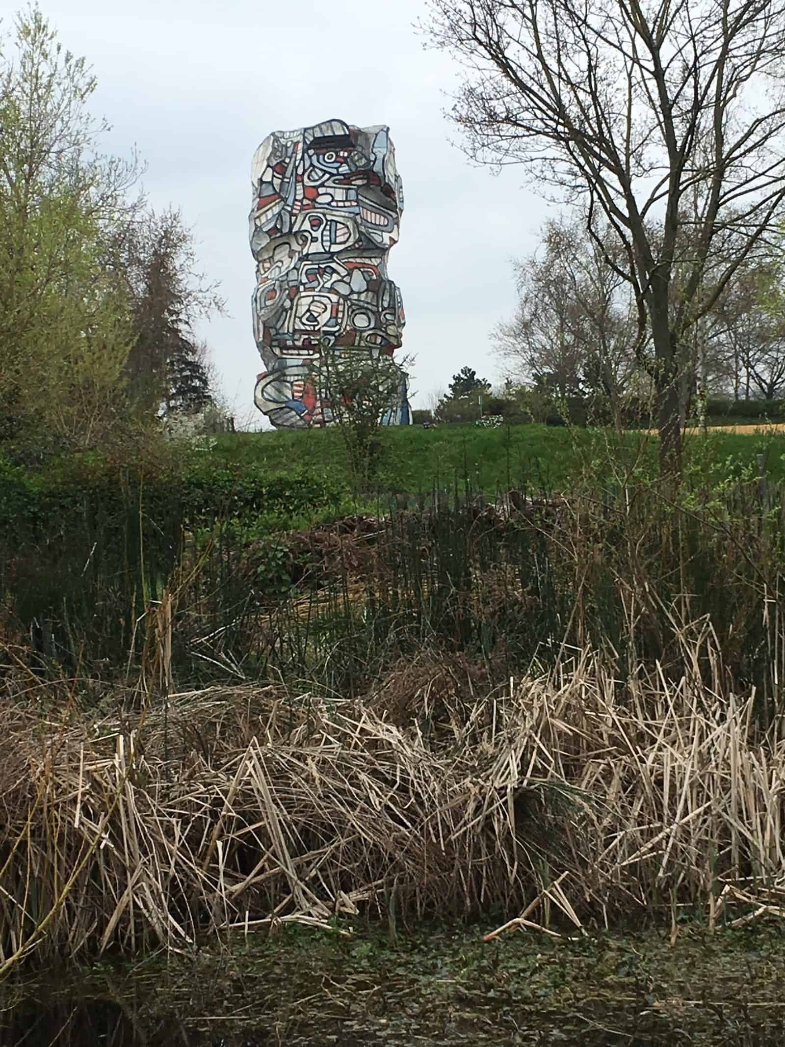 Tour aux figures rises above Île Saint-Germain near Paris, with Hourloupe patterns covering its curved exterior.