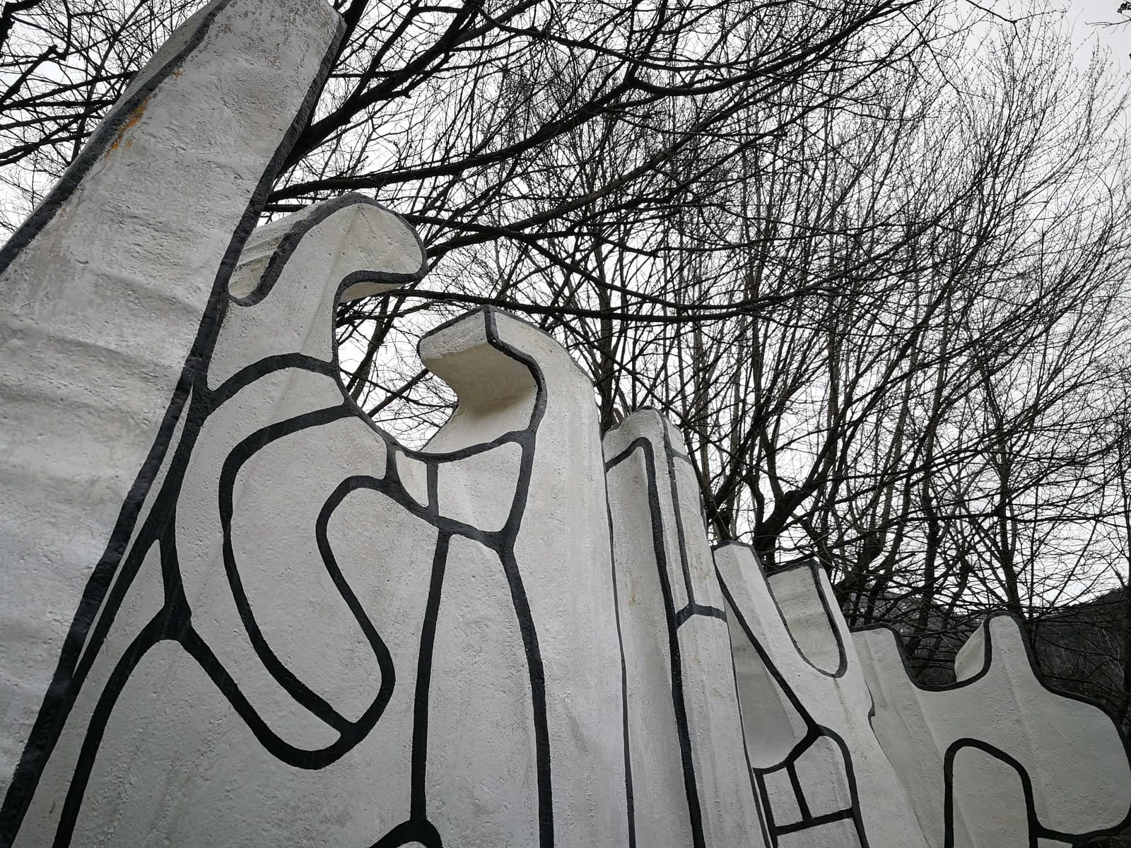 Jean Dubuffet, Élément d'architecture contorsionniste V, 1969 1970 (50479668122). Jardin de sculptures de la Fondation Pierre Gianadda, Martigny, Suisse « Les jardins de la Fondati
