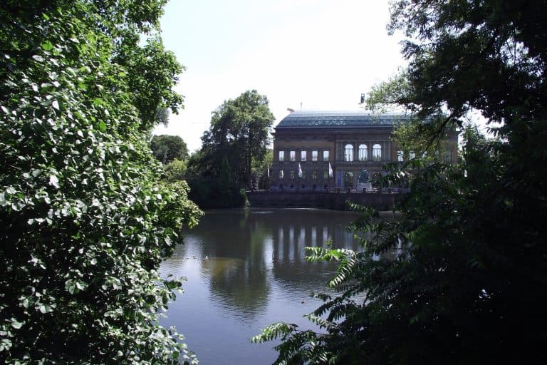 The historic K21 Ständehaus museum stands beside the Kaiserteich in Düsseldorf.