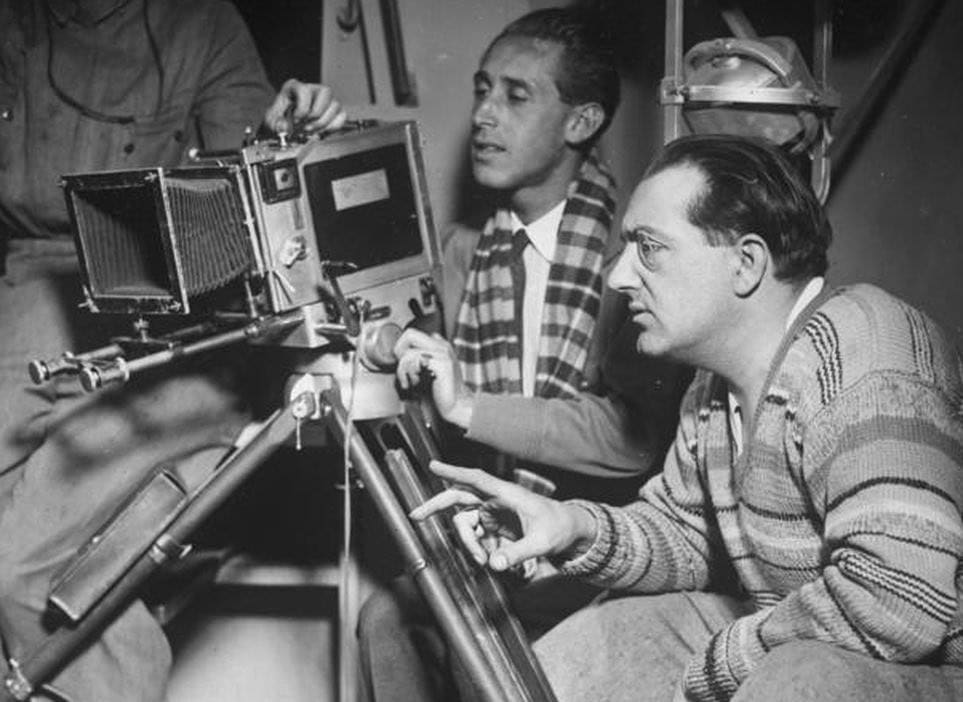 Fritz Lang et Curt Courant. Title : Fritz Lang bei Dreharbeiten Extra information : Recherche und Fotovergleiche ergaben, dass der Kameramann Curt Courant ist. -- 188.192.205.158 2