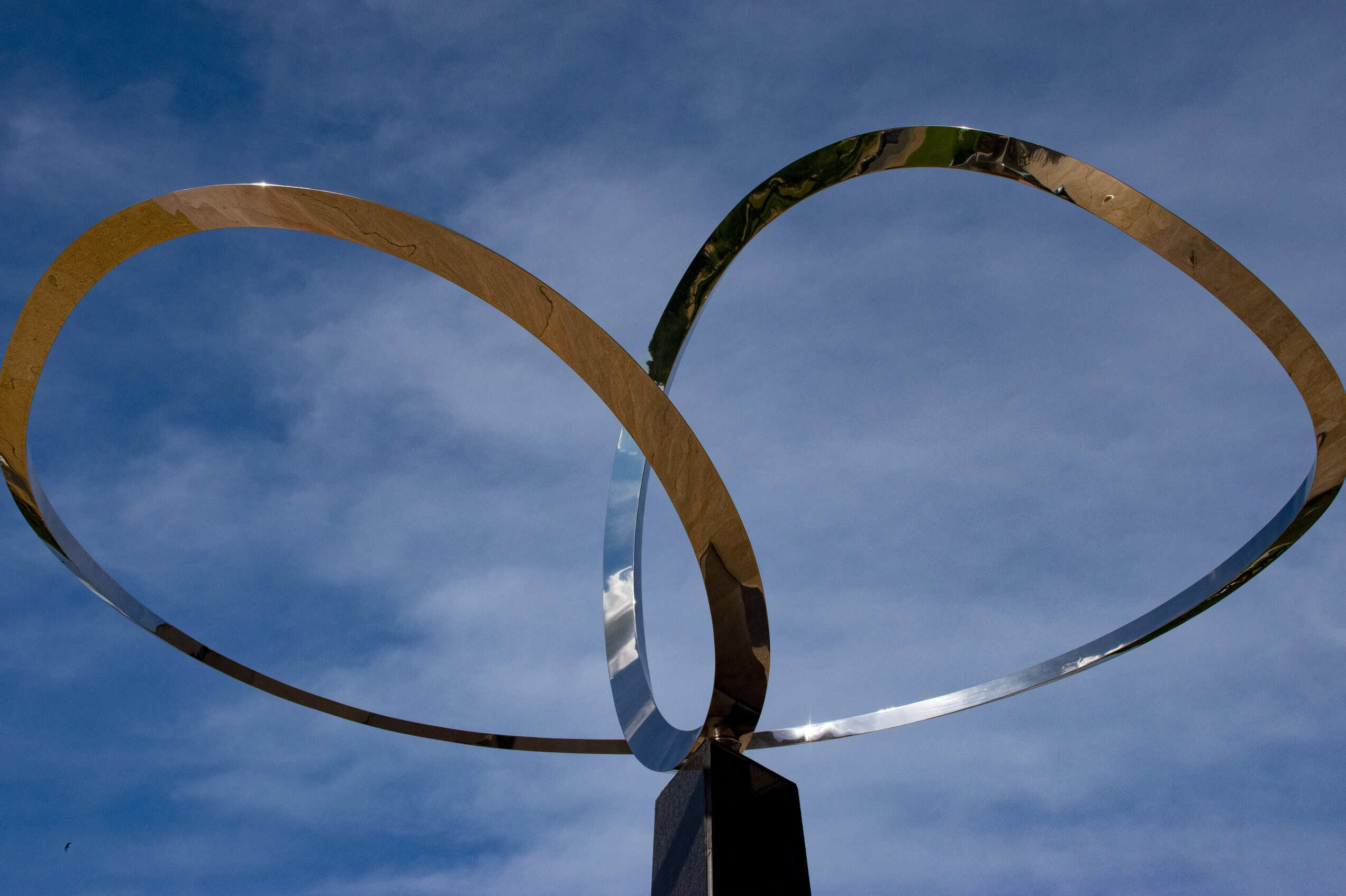 José de Rivera’s polished stainless-steel Infinity sculpture curves above its black-granite base outside the National Museum of American History.