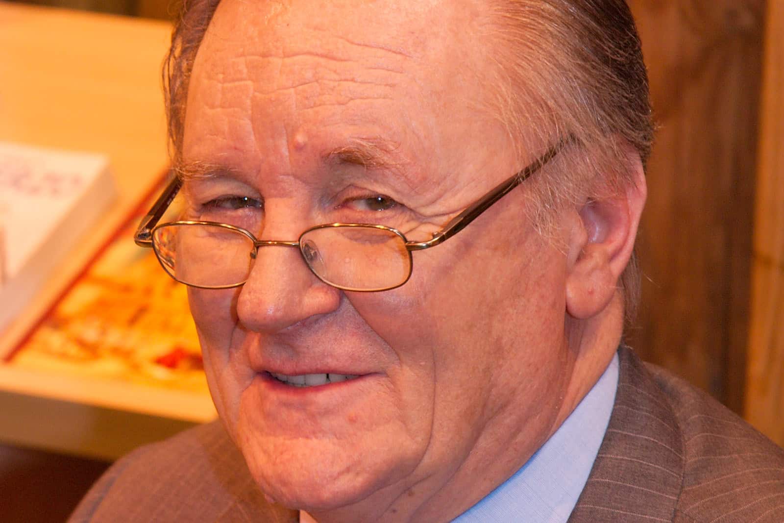 Albert Uderzo signing books at the 2008 Salon du livre in Paris.