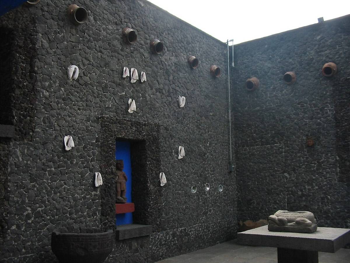 A patio of the courtyard of the Frida Kahlo Museum (Casa Azul) in Coyoacán, Mexico City