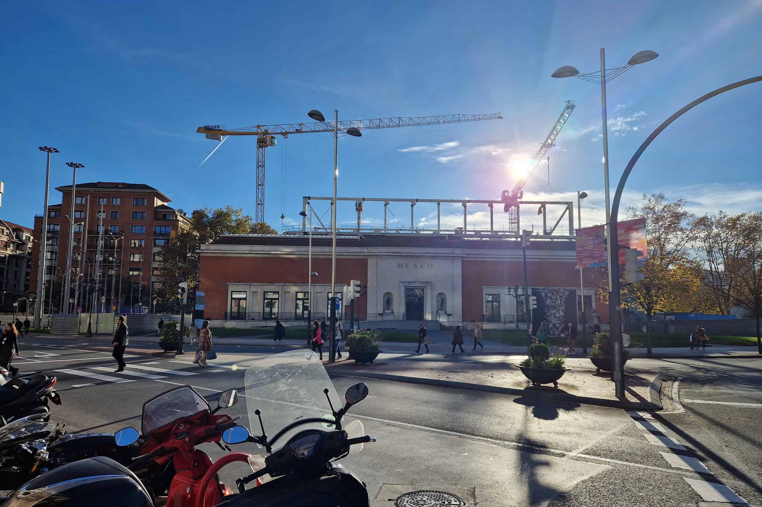The ribbed white Agravitas structure rises above the older Bilbao Fine Arts Museum buildings during construction.