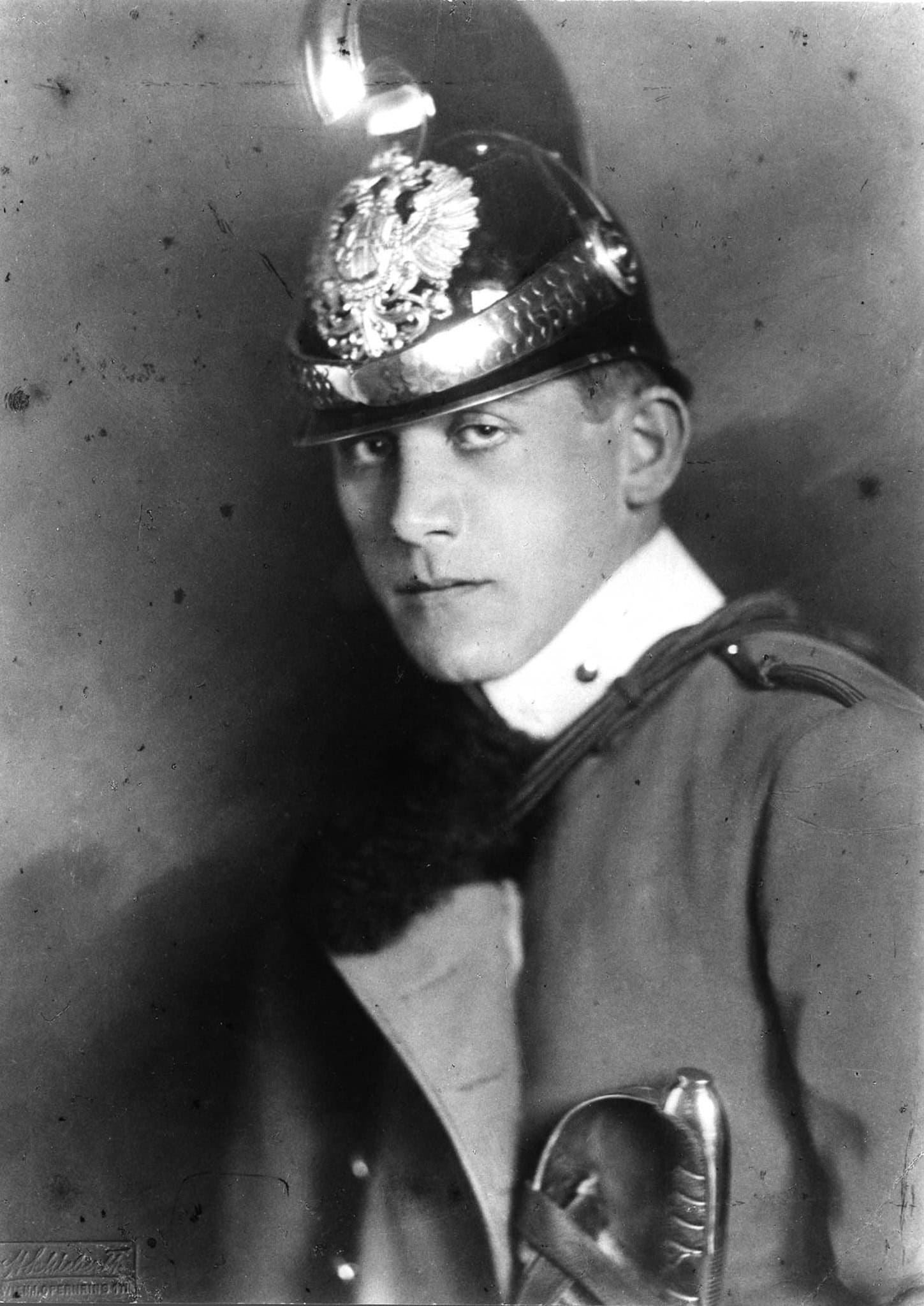 Oskar Kokoschka in the uniform of an Austro-Hungarian dragoon around 1915.