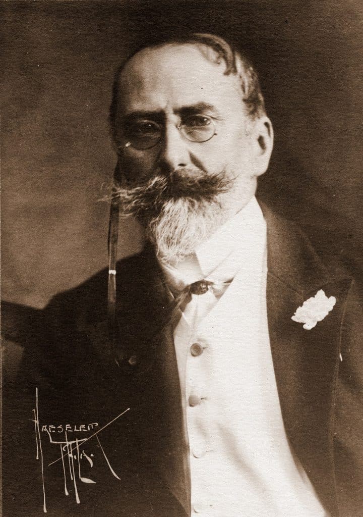 William Merritt Chase photographed in 1900.